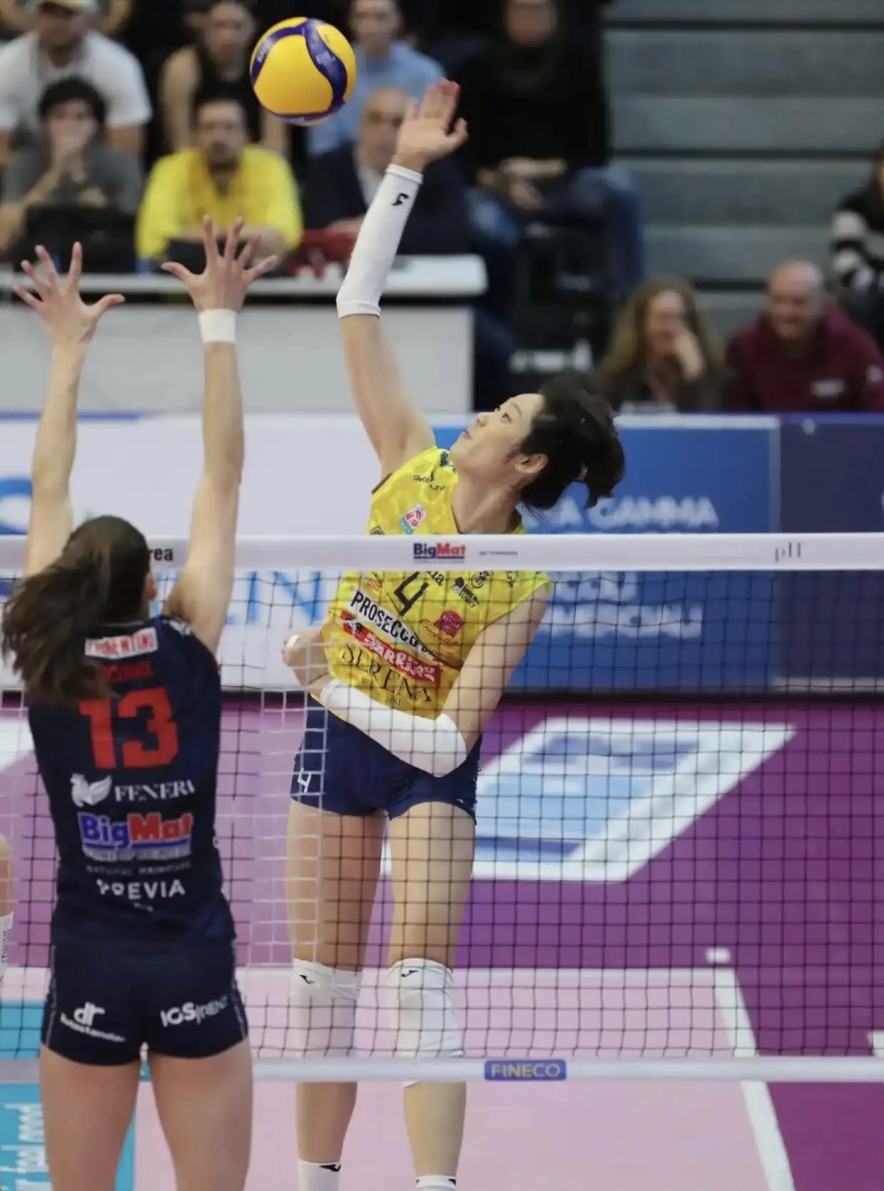 爱游戏APP-Doinb迎来三赛季出色发挥，皇家马德里观众热烈欢呼！